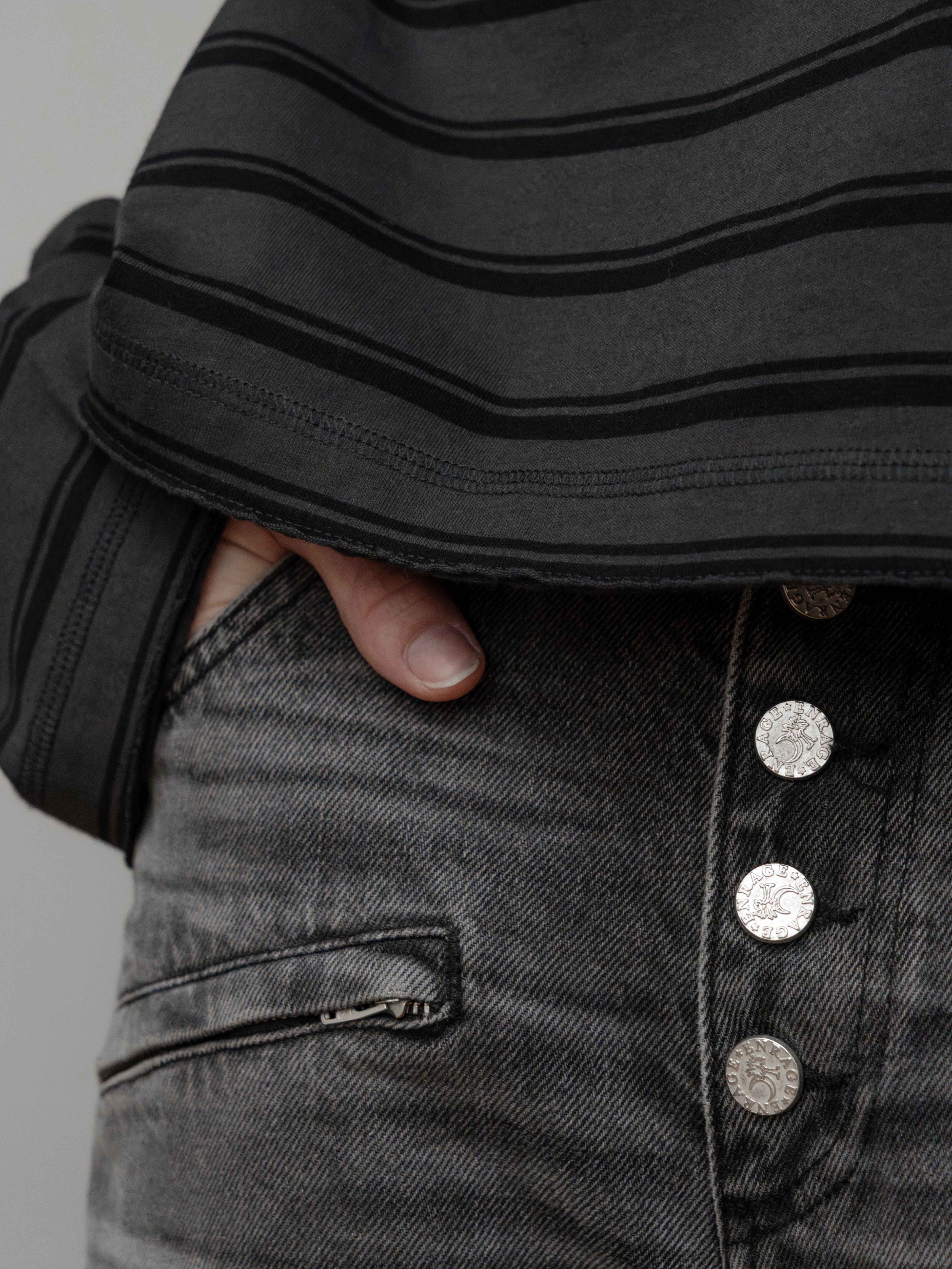 BAGGY LONGSLEEVE - BLACK STRIPED - Image 5