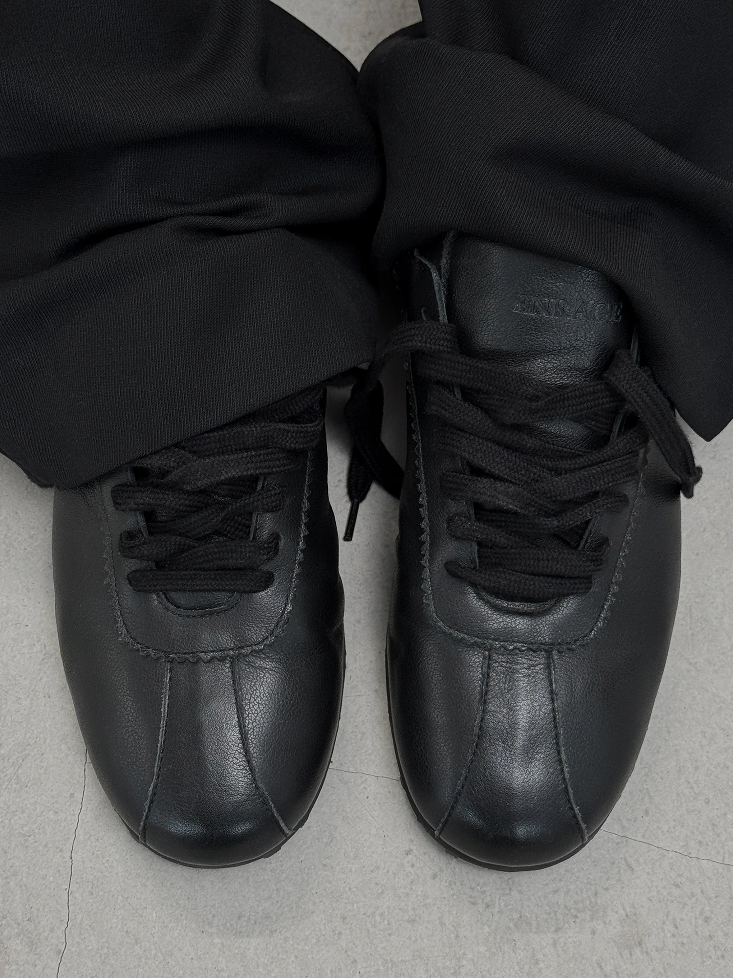 RETRO RUNNER - ALL BLACK - Image 4
