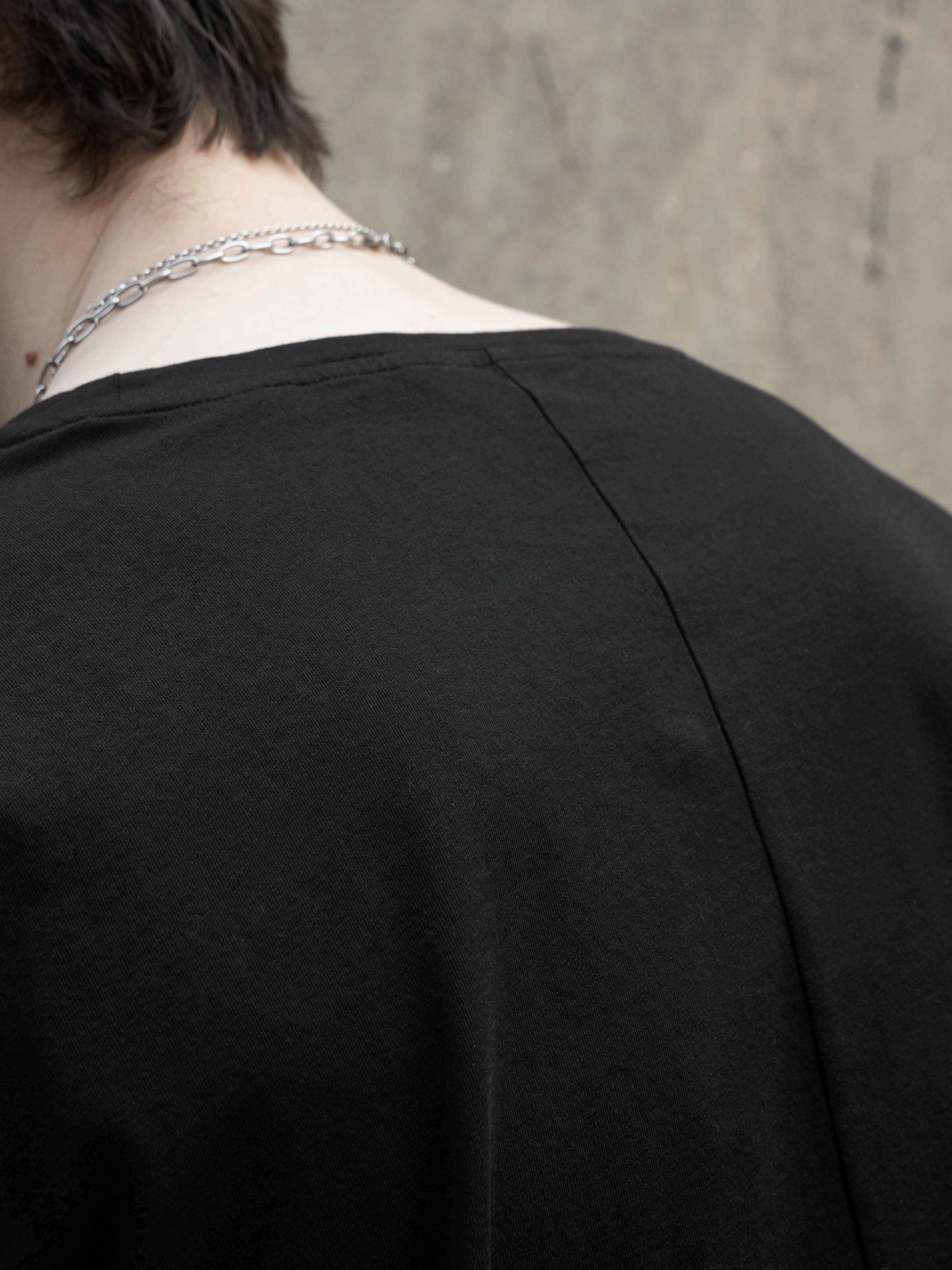 ROUND NECK TEE - BLACK - Image 4